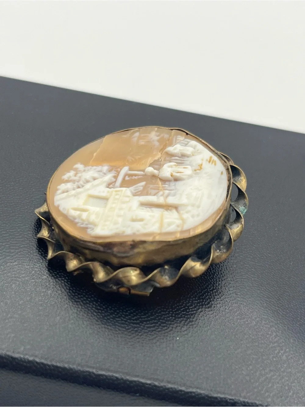 Victorian round carved shell Cameo landscape cottage gold tone brooch pin